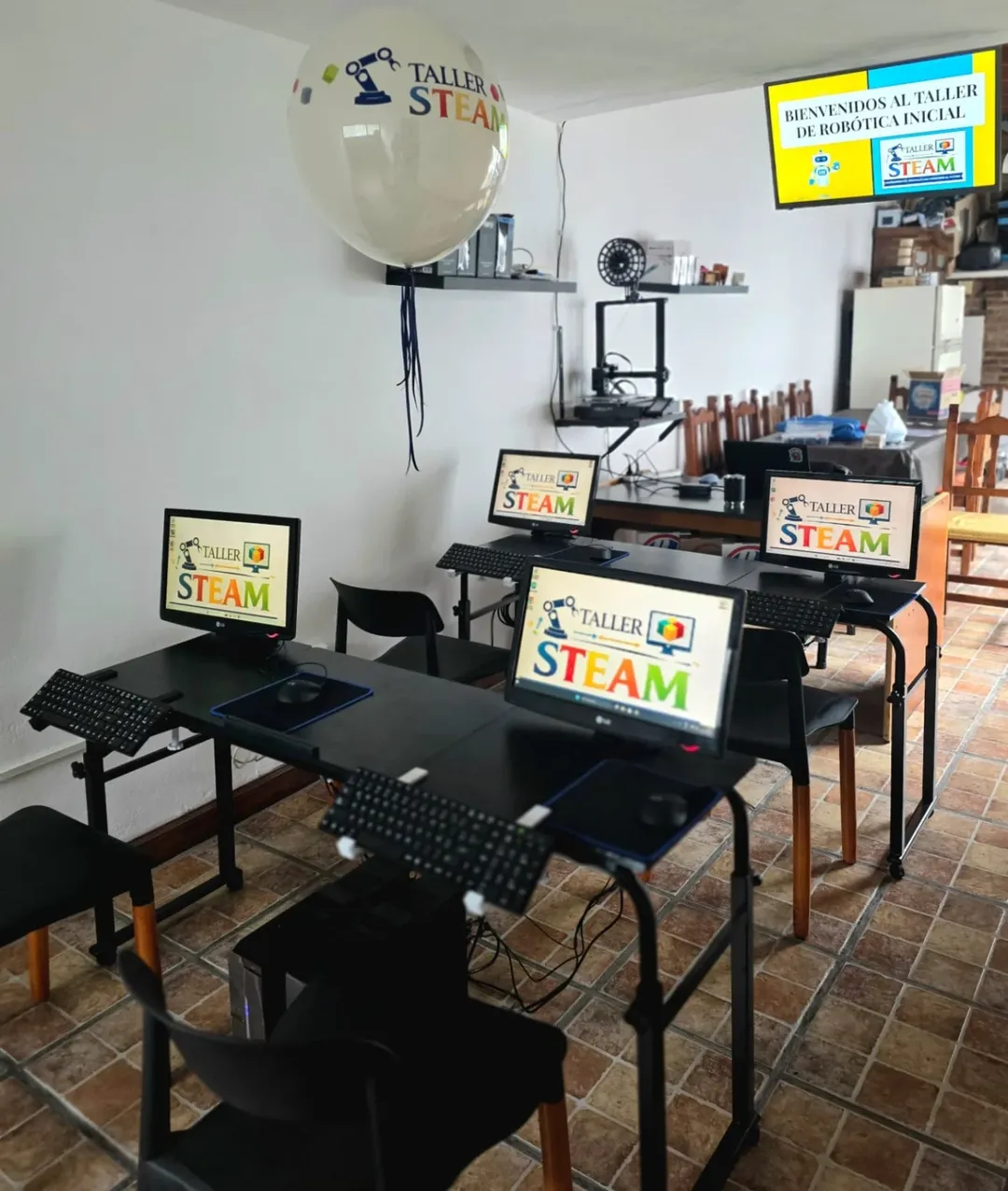Alumnos en taller STEAM